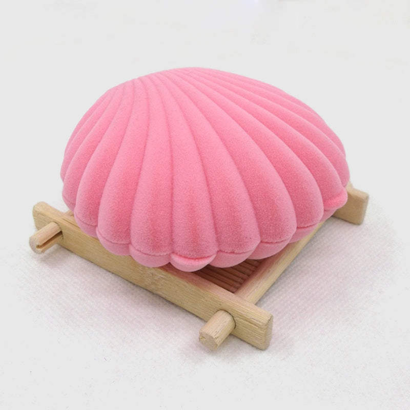 Shell-Shaped Velvet Jewelry Box
